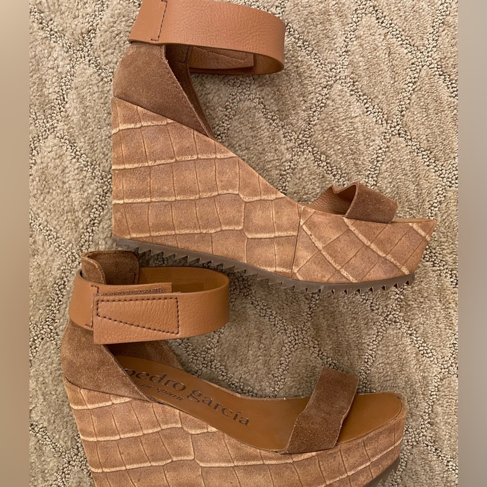 Gorgeous, brown suede/leather, practically new, Pedro Garcia wedge. Size 38(US8)
